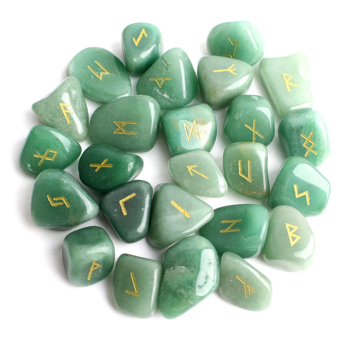 Colección de piedras rúnicas de cristal verde natural, pulidas y sobre fondo blanco.
