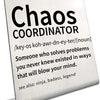 Señal de escritorio de acero inoxidable con el título Chaos Coordinator y pronunciación fonética.