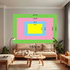 Décor d'un salon avec un canapé et une grande tapisserie pop art murale avec mesures.