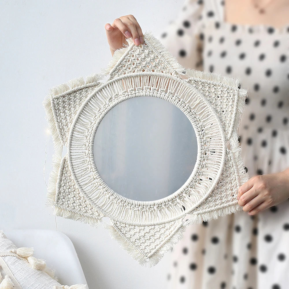 Maintenant tenant un miroir rond en macramé pour la décoration murale avec un cadre blanc texturé et du verre circulaire.
