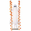 Decoración fantasma de tela blanca colgando con hojas de arce naranjas