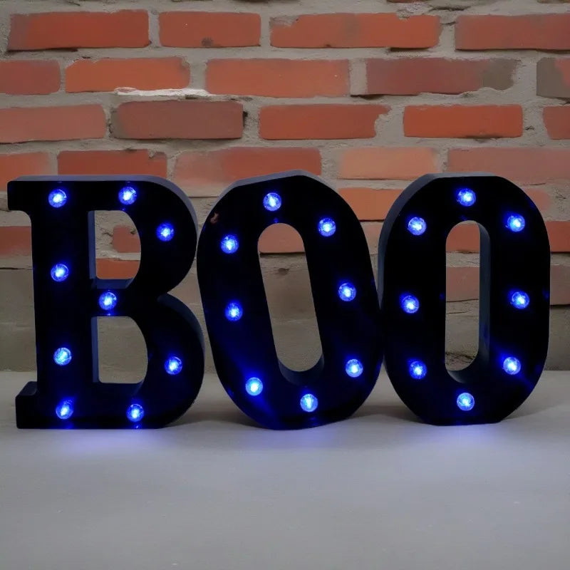 Letrero luminoso 3D negro con la palabra BOO y luces azules contra un fondo de ladrillo.