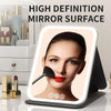 Gros plan sur une surface de miroir haute définition montrant le visage et le maquillage d'une femme.