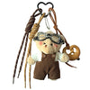 Un ours en peluche brun avec des lunettes attaché à une clé USB aviateur en cuir.