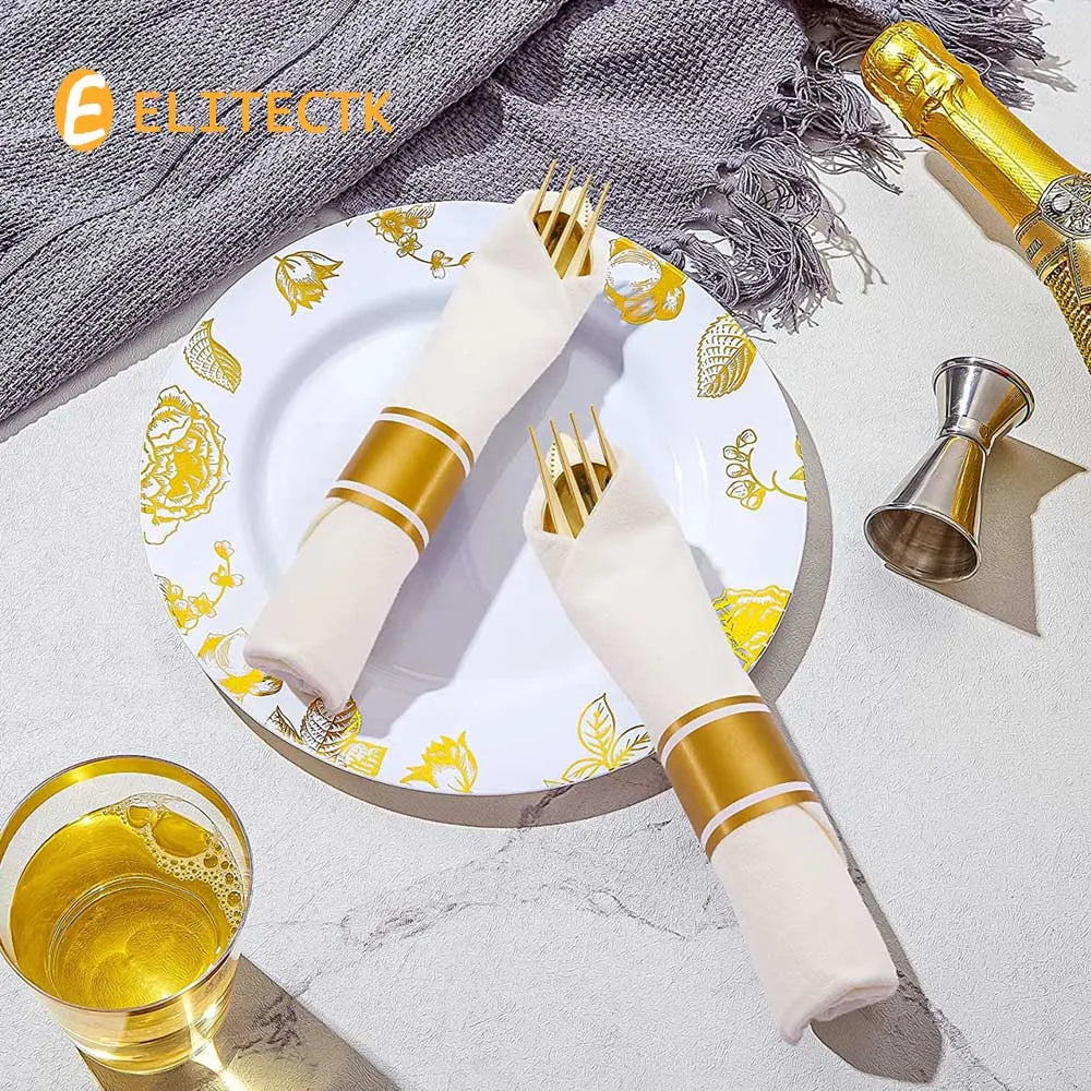 Un juego de cubiertos de plástico plateado desechables envueltos en cinta dorada sobre un plato blanco