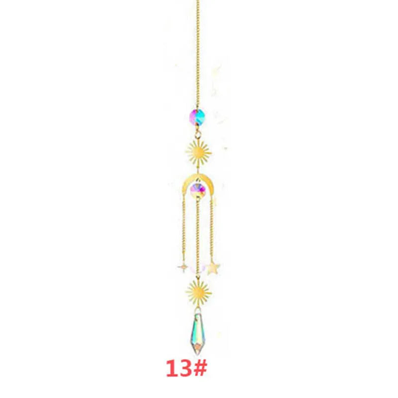 Un long diffuseur de soleil en cristal or, suspendu avec plusieurs éléments pendants.