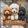 Panneau en bois avec trois chiens du Poodle : or, crème et noir, avec le mot BIENVENUE gravé en dessous.
