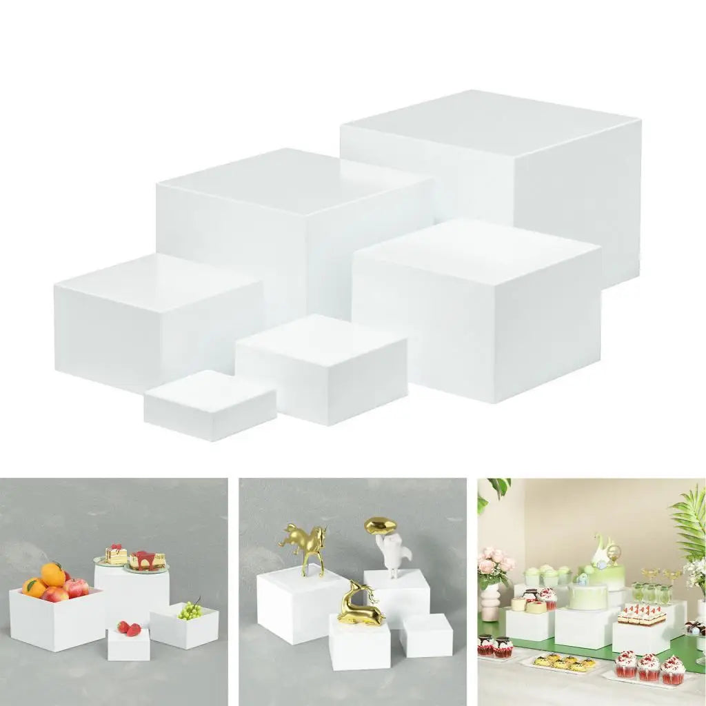 Un ensemble de présentoirs à desserts en acrylique blanc empilés de différentes tailles.