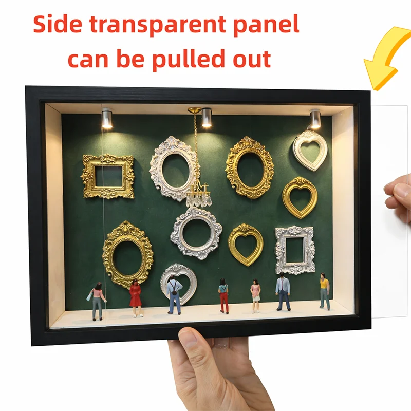 Schwarze Displaybox mit Gold- und Silber-Silhouettenrahmen, wobei eine transparente Seitenwand herausgezogen wird.