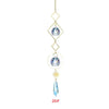 Décoration suspendue dorée délicate avec un pendentif en cristal clair et un charm de cristal goutte bleue.