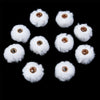 Collection de perles en peluche blanche pour fabrication de bijoux DIY, sur fond noir.
