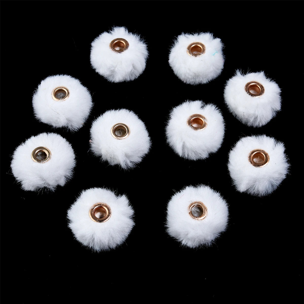 Collection de perles en peluche blanche pour fabrication de bijoux DIY, sur fond noir.