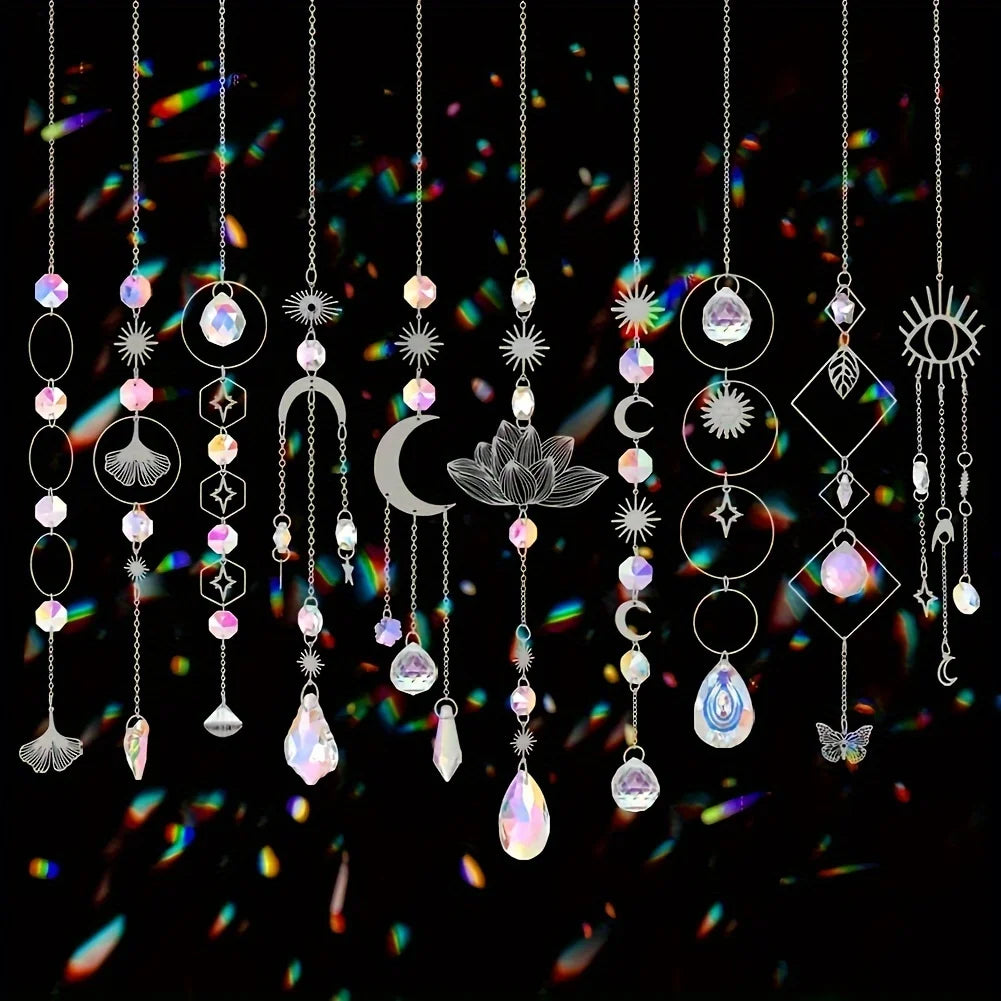 Una colección de colgantes y dijes de cristal coloridos colgados contra un fondo oscuro.