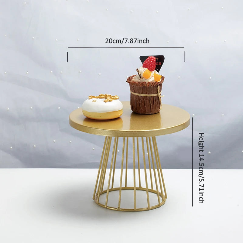 Goldener Metall-Kuchenständer mit gestufter Präsentation kleiner Kuchen und Desserts.