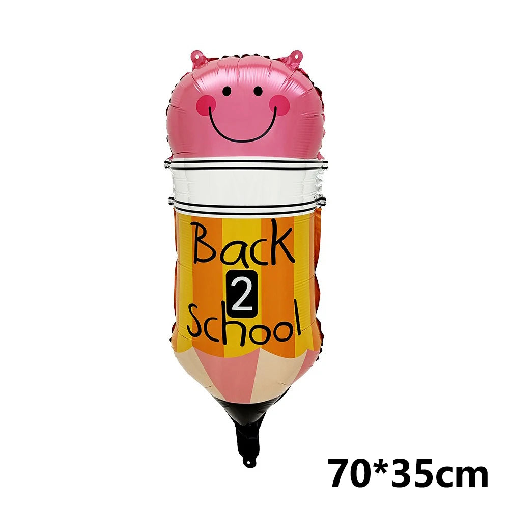 Pinkes Folienballon in Form eines lächelnden Gesichts mit schwarz-weißen Streifen, dekoriert mit dem Text „Back to School“.