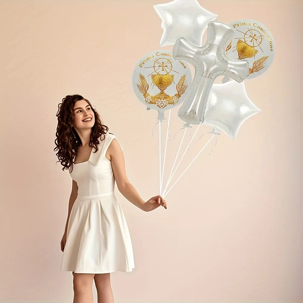 Una mujer sostiene un ramo de globos de papel de aluminio blancos con símbolos religiosos para una celebración de bautizo o c