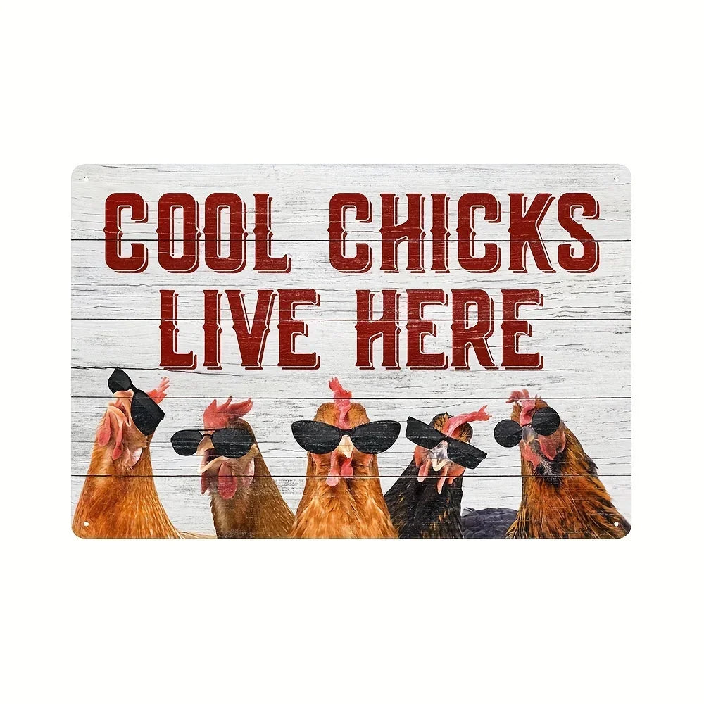 Rustiges Holzschild mit der Aufschrift COOL CHICKS LIVE HERE und mehreren Hühnern mit Sonnenbrillen.