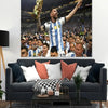 Arte de lienzo con Lionel Messi celebrando en el campo con un trofeo durante un partido de fútbol.