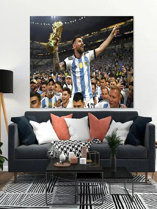 Art sur toile : Lionel Messi célébrant avec un trophée sur le terrain.