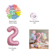 Un ensemble de ballons en feuille rose en forme de 2 et divers ballons de couleurs pastel.