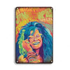 Placa de metal vintage de banda de rock, decoración de pared con retrato de una mujer sonriente y pelo azul vibrante con gafa