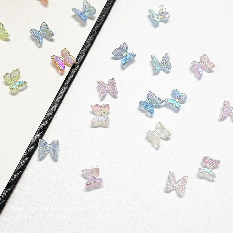 Una colección de 50 coloridos charms de uñas de tortuga mini esparcidos sobre un fondo blanco.