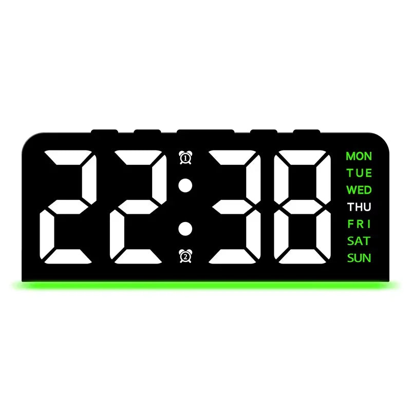 Reloj de alarma digital LED negro mostrando la hora 22:38 con luz de fondo verde.
