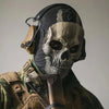 Persona usando una máscara facial completa de silicona táctica con diseño de calavera y protección para los oídos, visible en