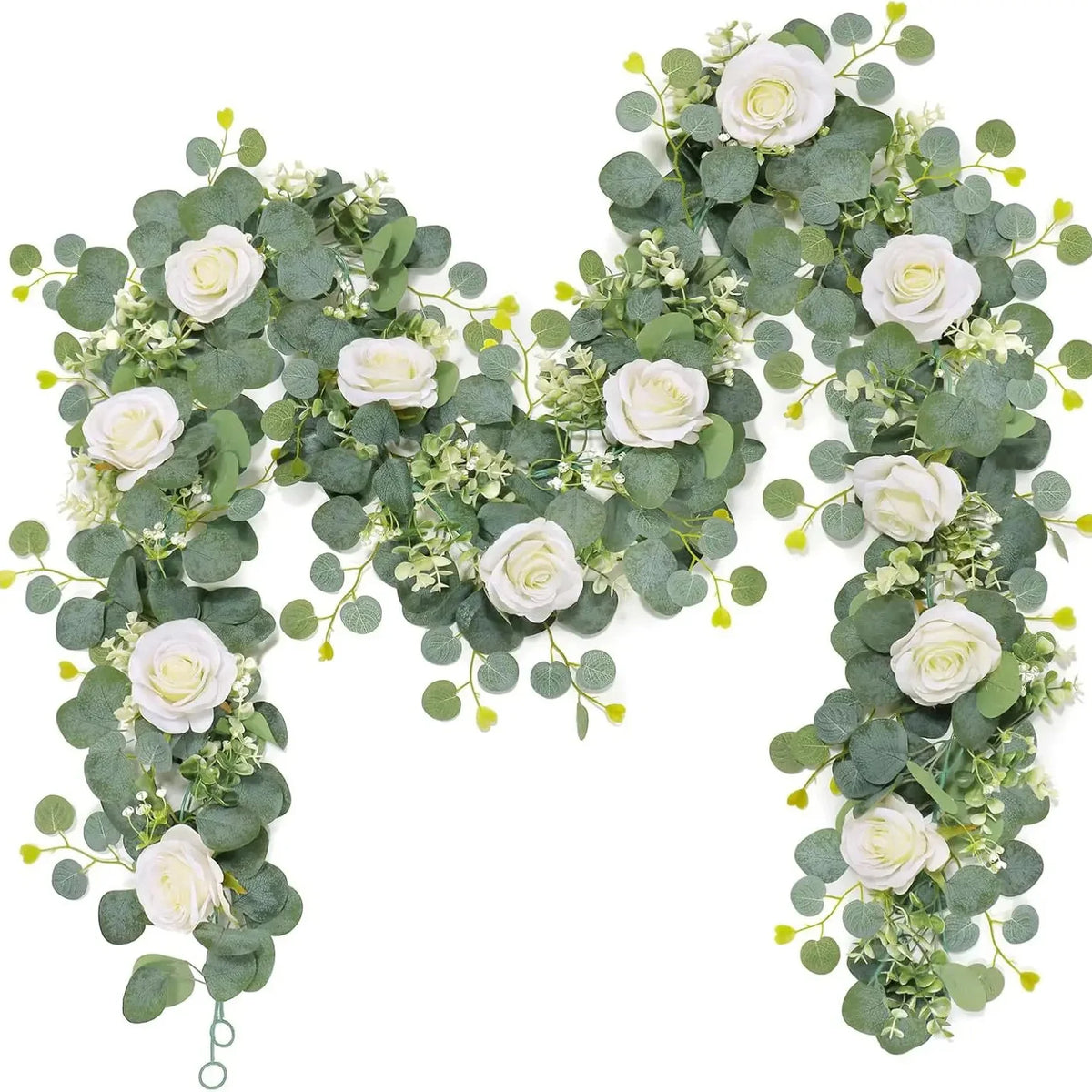 Grüne Eukalyptusblätter und weiße Rosen in einer dekorativen Girlande