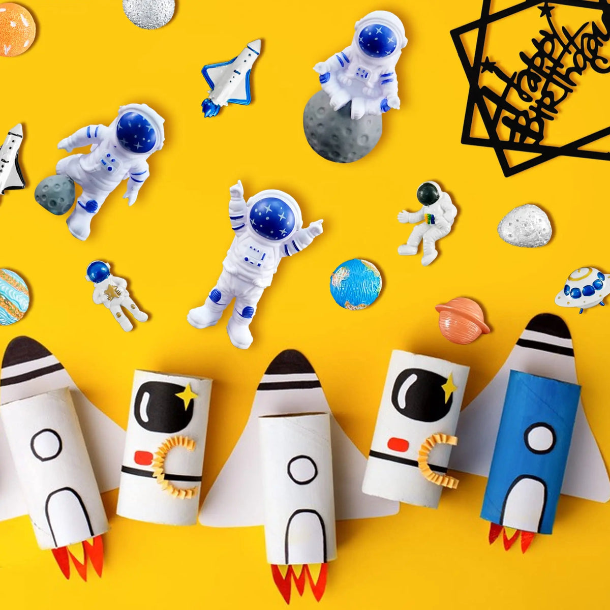 Collection de décorations de gâteau d'astronaute miniatures, figurines, balles spatiales et formes de fusée sur fond jaune