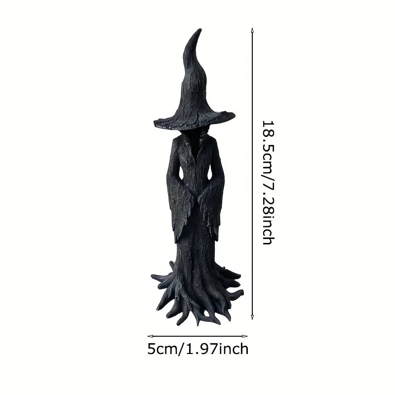 Estatua de bruja gótica negra con sombrero puntiagudo y túnicas fluidas, vista de perfil.