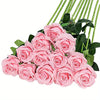 Un ramo de rosas artificiales de seda rosadas con hojas verdes en un tallo largo.