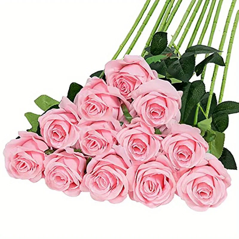 Un ramo de rosas artificiales de seda rosadas con hojas verdes en un tallo largo.