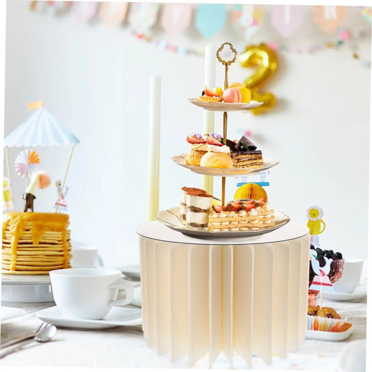 Supports en acrylique pour aliments présentant des fruits et pâtisseries colorés pour un buffet.