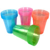 Une collection de gobelets en plastique jetables à l'éclairage néon bleu, rose et orange.