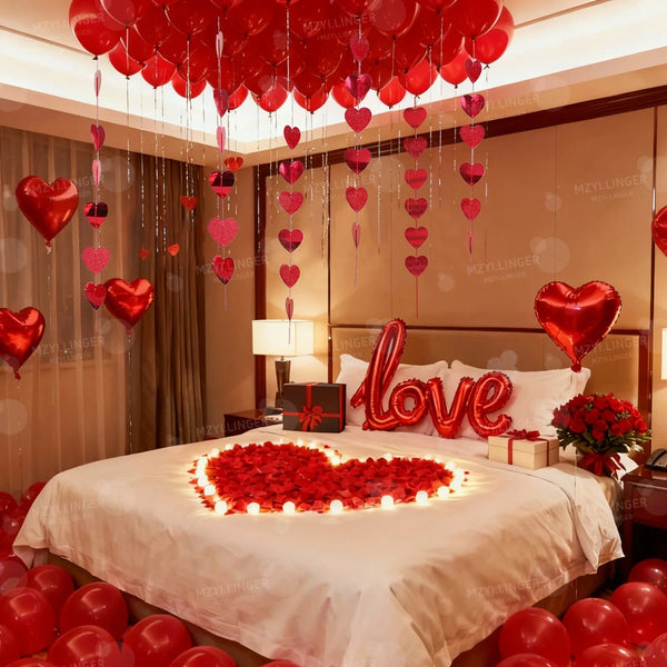 Bett dekoriert mit roten herzförmigen Ballons und einem großen herzförmigen Blumenarrangement