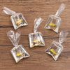 Un set de colgantes de resina transparentes con forma de pez payaso, empaquetados en pequeñas bolsas de plástico para hacer j