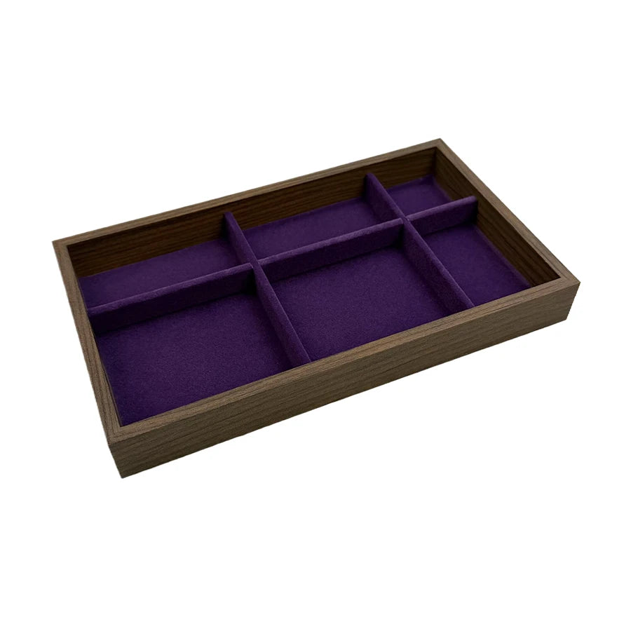 Une boîte de rangement pour bijoux en bois rectangulaire avec une finition brun foncé et un doublage en velours violet.