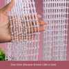 Main tenant des perles de cristal transparentes utilisées comme rideau de porte pour la décoration