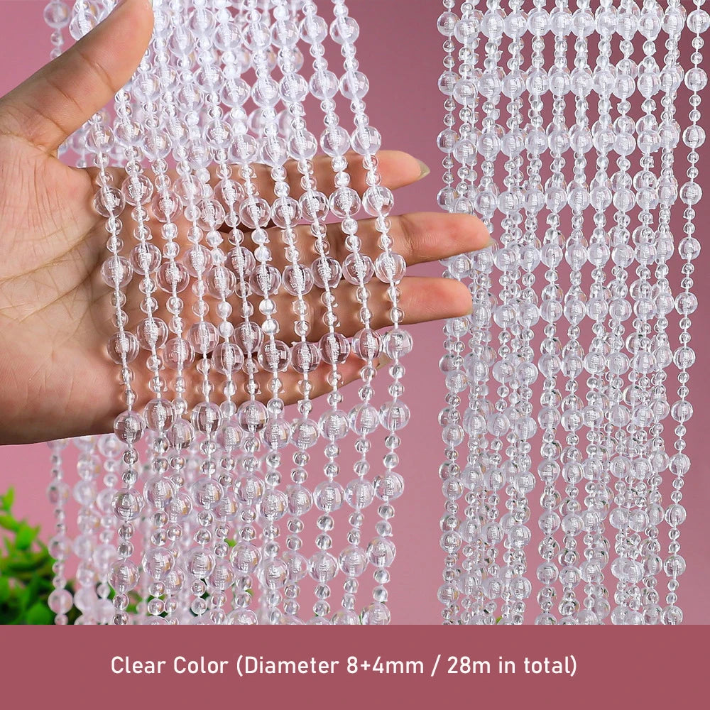 Main tenant des perles de cristal transparentes utilisées comme rideau de porte pour la décoration