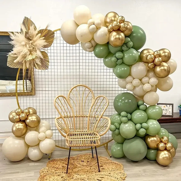 Exhibición de globos de varios colores pastel y metálicos, incluyendo blanco, dorado y verde salvia, dispuestos en racimos.