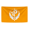 Drapeau de tissu orange avec un emblème blanc de sabres croisés et d'engrenages dans une couronne de laurier.