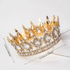 Couronne métallique dorée avec des cristaux clairs, utilisée comme décoration de gâteau.