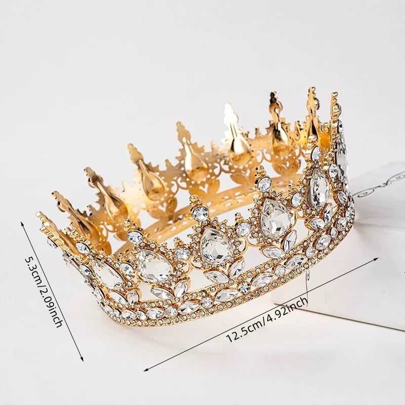 Couronne métallique dorée avec des cristaux clairs, utilisée comme décoration de gâteau.