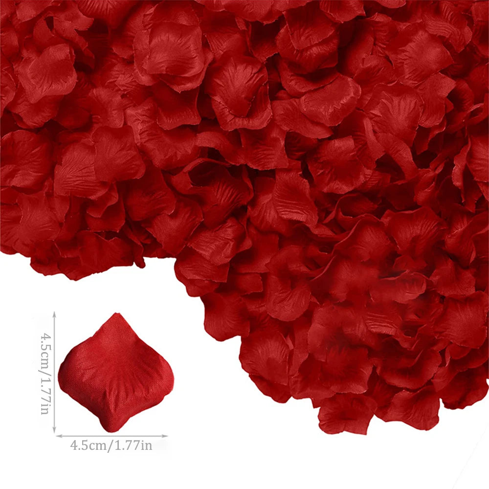 Gros plan de pétales de roses artificielles rouge foncé pour décoration florale.