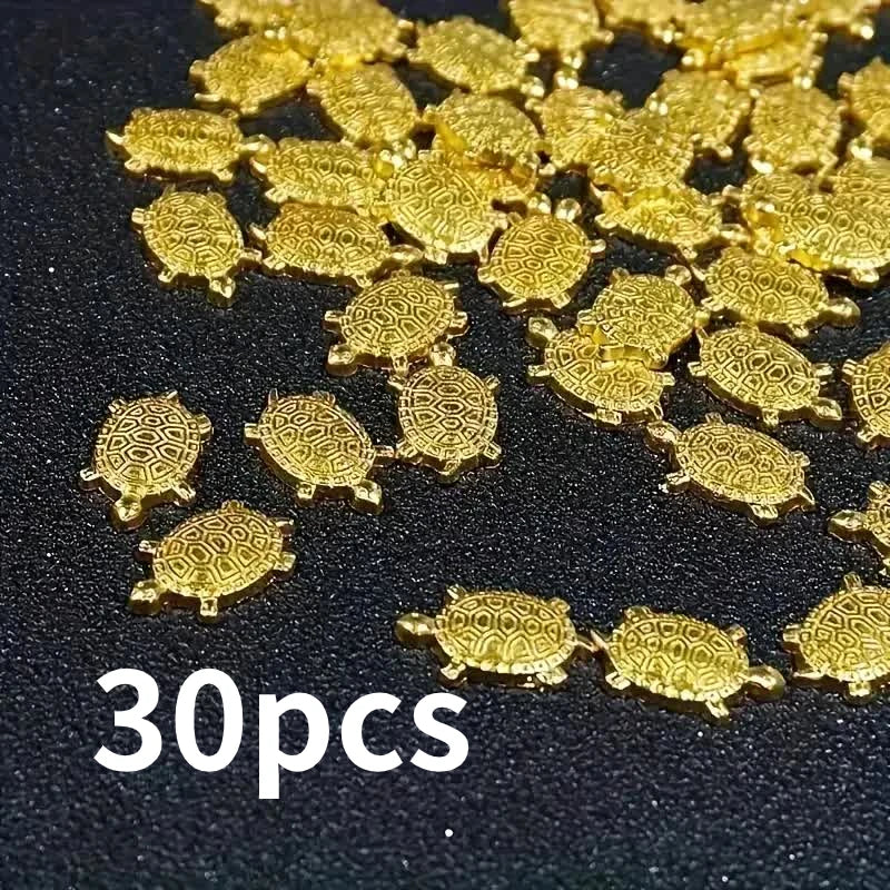 Haufen kleiner goldener Geld-Schildkrötenfiguren für Wohlstand.