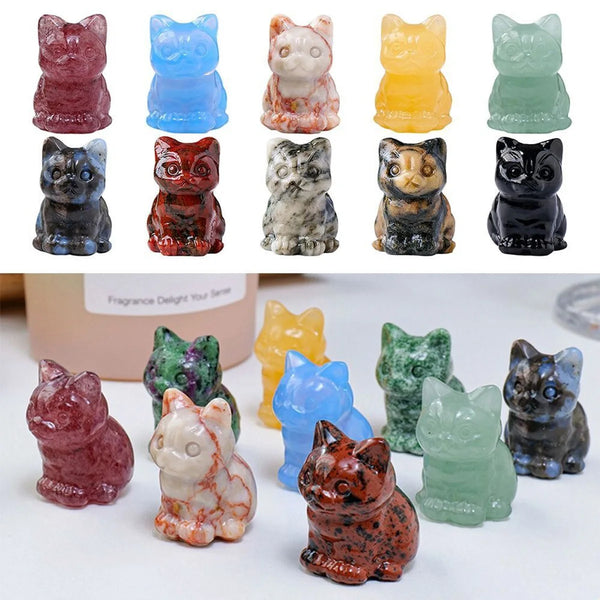 Collection d'ornements de chats en cristal sculptés à la main, dans diverses couleurs et finitions.