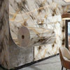 Intérieur moderne avec un mur recouvert de décals de marbre faux aux veines beige et brun.
