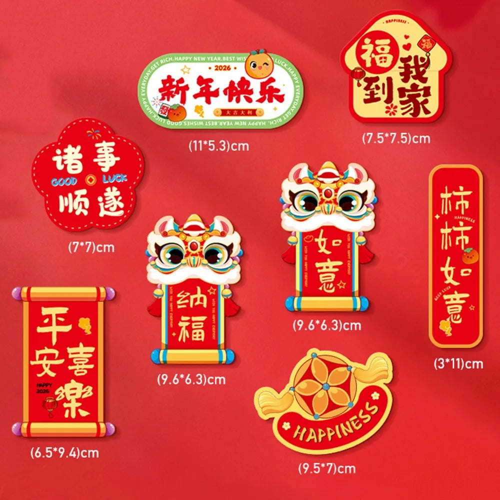 Un set de aimants de réfrigérateur chinois pour le Nouvel An, avec des personnages comme 福 et 招财.