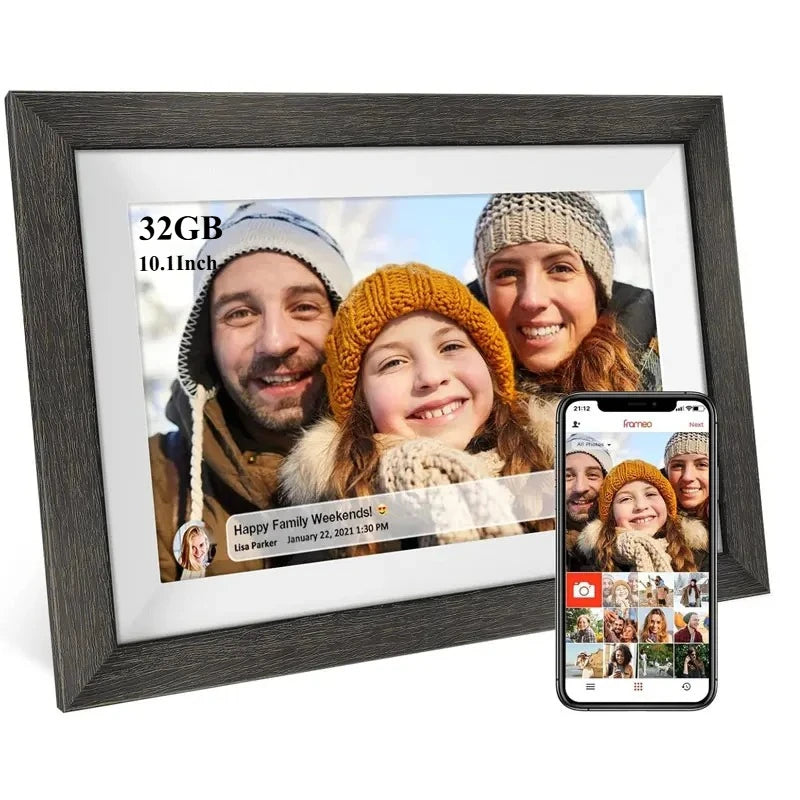 Digitaler Bilderrahmen mit Familienporträt von drei Personen in Wintermützen und Mänteln.